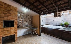 Casa de temporada com quintal interno